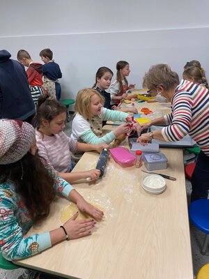 Foto des Albums: Basteltag/Kekse backen 4.Klassen