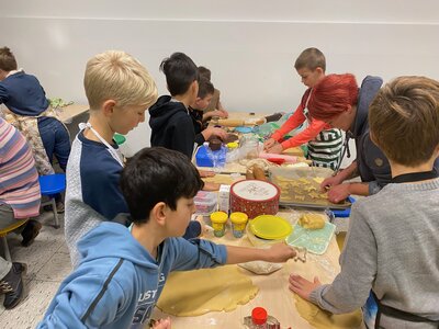 Foto des Albums: Basteltag/Kekse backen 4.Klassen