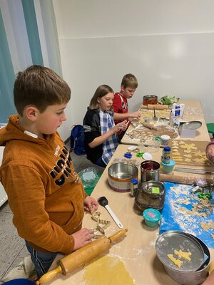 Foto des Albums: Basteltag/Kekse backen 4.Klassen