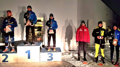 2022-12-10 Deutschlandpokal NK Moritz Terei Rang 4 Siegerehrung im Licht der Autoscheinwerfer (c) Guenter Gruetzner  (Bild vergr&ouml;&szlig;ern)