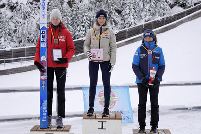2022-12-10 Deutschlandpokal Sprung Alvine Holz Rang 2 Siegerehrung (c) Guenter Gruetzner  (Bild vergr&ouml;&szlig;ern)