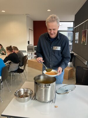 Hier wird die leckere K&uuml;rbissuppe verteilt 