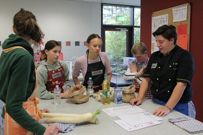 Vor dem Start werden die Rezepte besprochen 