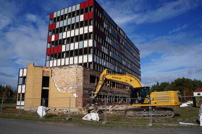 Vorschaubild: Oktober: Abrissbeginn des ehemaligen Klinkergebäudes am Woschkower Weg