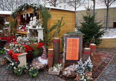 Vorschaubild: Weihnachtsmarkt Festlich geschmückte Markthütten
