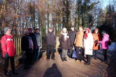 Rad-Wandergruppe auf der F&ouml;rsterbr&uuml;cke  (Bild vergr&ouml;&szlig;ern)