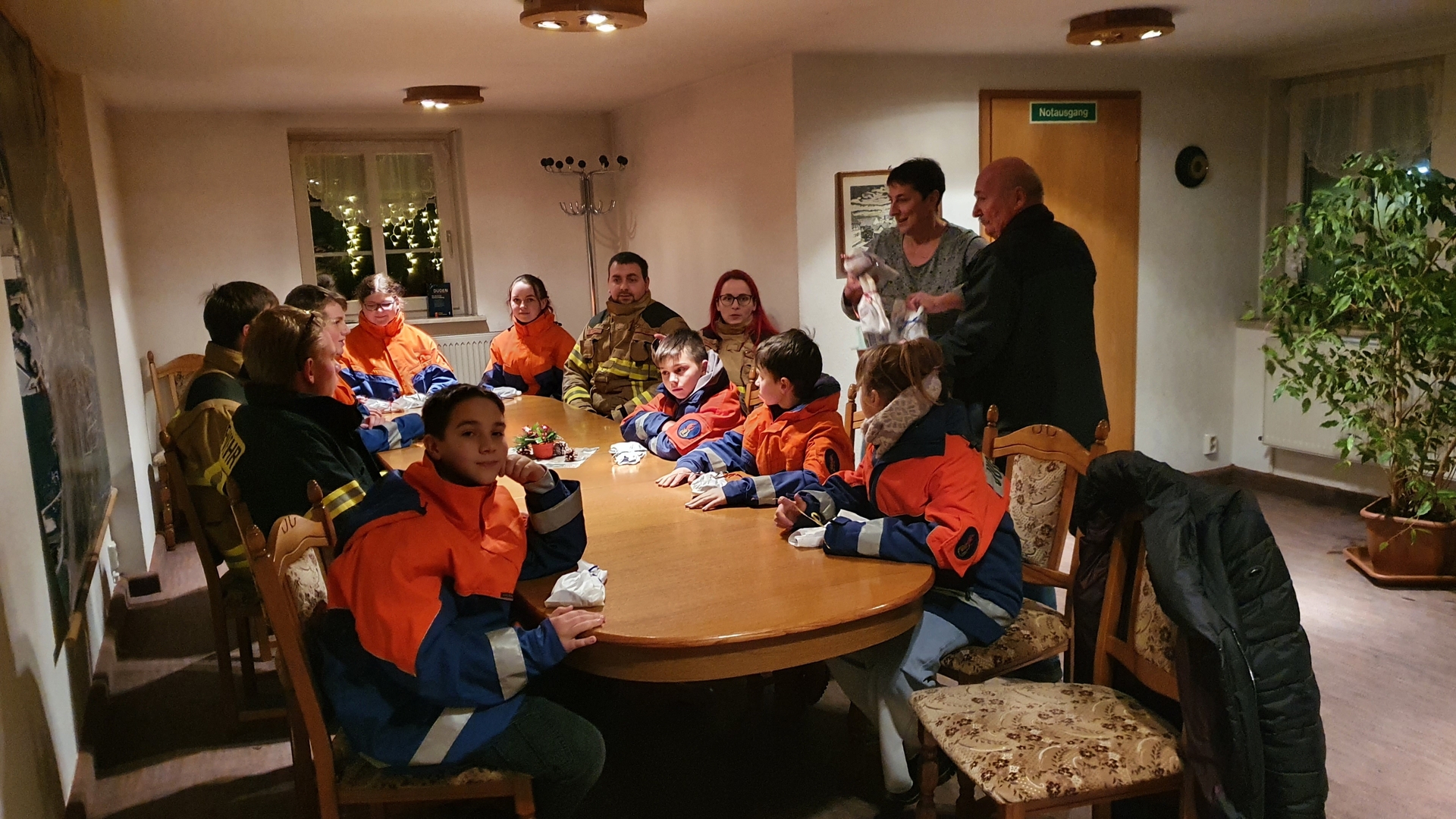 Bild : Spendenübergabe an die Kinder- und Jugendfeuerwehr Rieder