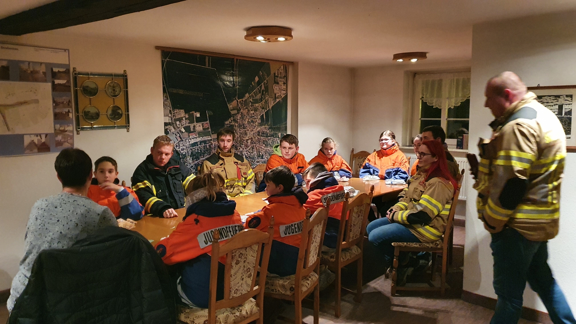 Bild : Spendenübergabe an die Kinder- und Jugendfeuerwehr Rieder