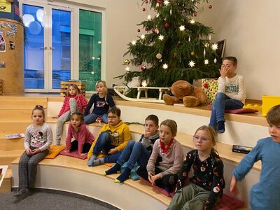 Foto des Albums: Märchenhafter Lesenachmittag mit Besuch vom Weihnachtsmann (13. 12. 2022)