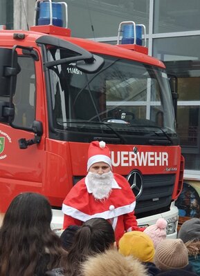 Foto des Albums: Der Weihnachtsmann in der Schule (21.12.2022)