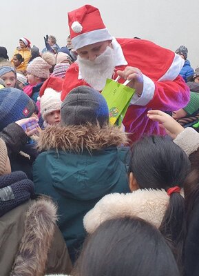 Foto des Albums: Der Weihnachtsmann in der Schule (21.12.2022)