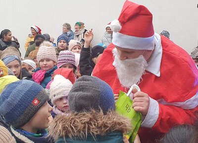 Foto des Albums: Der Weihnachtsmann in der Schule (21.12.2022)