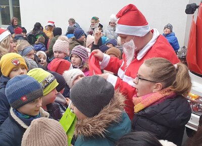 Foto des Albums: Der Weihnachtsmann in der Schule (21.12.2022)