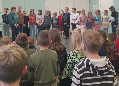 Foto des Albums: Der Weihnachtsmann in der Schule (21.12.2022)