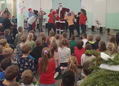 Foto des Albums: Der Weihnachtsmann in der Schule (21.12.2022)