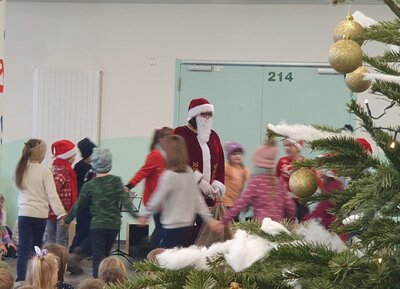 Foto des Albums: Der Weihnachtsmann in der Schule (21.12.2022)