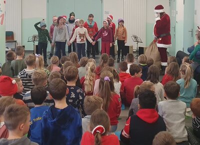 Foto des Albums: Der Weihnachtsmann in der Schule (21.12.2022)