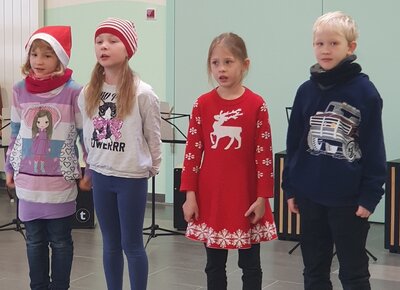 Foto des Albums: Der Weihnachtsmann in der Schule (21.12.2022)