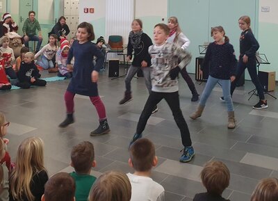 Foto des Albums: Der Weihnachtsmann in der Schule (21.12.2022)