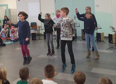 Foto des Albums: Der Weihnachtsmann in der Schule (21.12.2022)