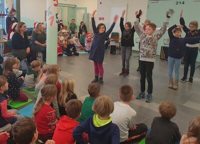 Foto des Albums: Der Weihnachtsmann in der Schule (21.12.2022)