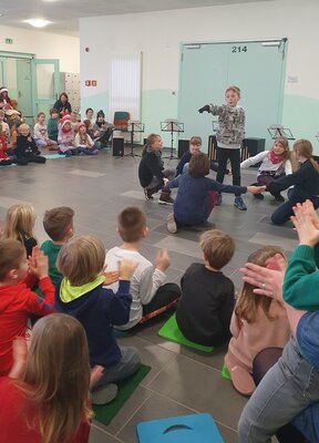 Foto des Albums: Der Weihnachtsmann in der Schule (21.12.2022)