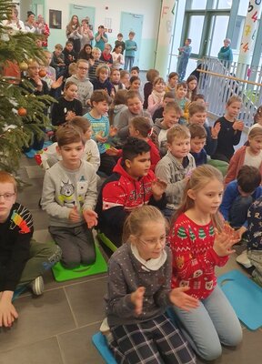 Foto des Albums: Der Weihnachtsmann in der Schule (21.12.2022)