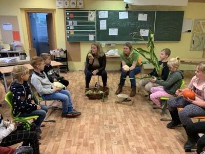 Foto des Albums: Die Länderinnen besuchen die Klasse 1a