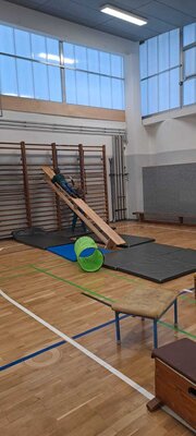 Foto des Albums: Die Turnhalle wird zum Abenteuerspielplatz für unsere Schülerinnen und Schüler