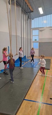 Foto des Albums: Die Turnhalle wird zum Abenteuerspielplatz für unsere Schülerinnen und Schüler