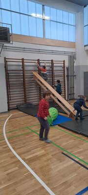 Foto des Albums: Die Turnhalle wird zum Abenteuerspielplatz für unsere Schülerinnen und Schüler