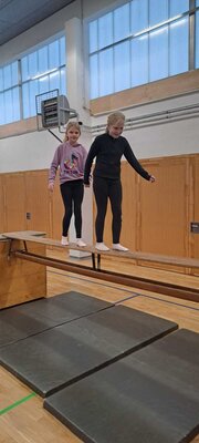 Foto des Albums: Die Turnhalle wird zum Abenteuerspielplatz für unsere Schülerinnen und Schüler