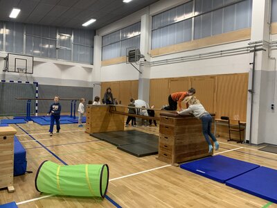 Foto des Albums: Die Turnhalle wird zum Abenteuerspielplatz für unsere Schülerinnen und Schüler