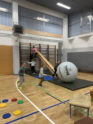 Foto des Albums: Die Turnhalle wird zum Abenteuerspielplatz für unsere Schülerinnen und Schüler