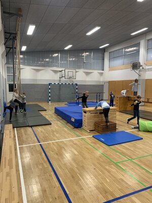 Foto des Albums: Die Turnhalle wird zum Abenteuerspielplatz für unsere Schülerinnen und Schüler