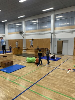 Foto des Albums: Die Turnhalle wird zum Abenteuerspielplatz für unsere Schülerinnen und Schüler
