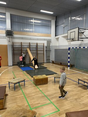 Foto des Albums: Die Turnhalle wird zum Abenteuerspielplatz für unsere Schülerinnen und Schüler