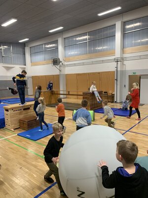 Foto des Albums: Die Turnhalle wird zum Abenteuerspielplatz für unsere Schülerinnen und Schüler
