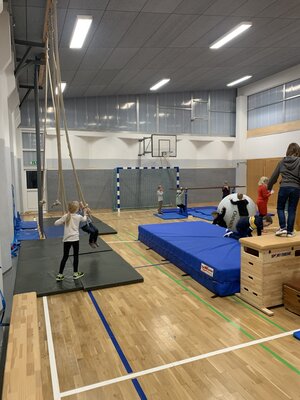Foto des Albums: Die Turnhalle wird zum Abenteuerspielplatz für unsere Schülerinnen und Schüler