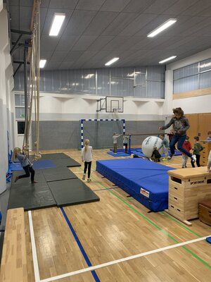Foto des Albums: Die Turnhalle wird zum Abenteuerspielplatz für unsere Schülerinnen und Schüler