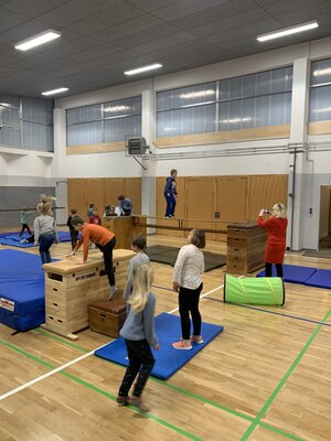 Foto des Albums: Die Turnhalle wird zum Abenteuerspielplatz für unsere Schülerinnen und Schüler