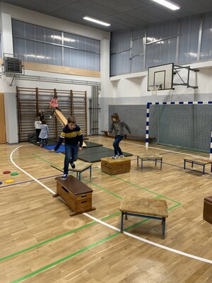Foto des Albums: Die Turnhalle wird zum Abenteuerspielplatz für unsere Schülerinnen und Schüler