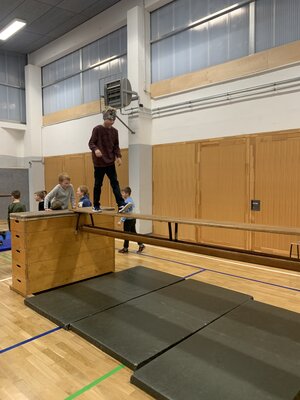 Foto des Albums: Die Turnhalle wird zum Abenteuerspielplatz für unsere Schülerinnen und Schüler