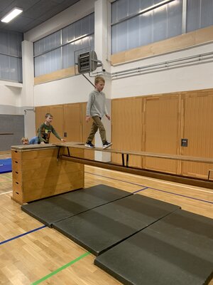 Foto des Albums: Die Turnhalle wird zum Abenteuerspielplatz für unsere Schülerinnen und Schüler