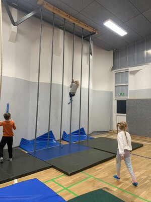 Foto des Albums: Die Turnhalle wird zum Abenteuerspielplatz für unsere Schülerinnen und Schüler