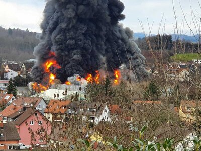 Foto des Albums: Brand 3 - Industriebrand Überlandhilfe Wehr (30.12.2022)