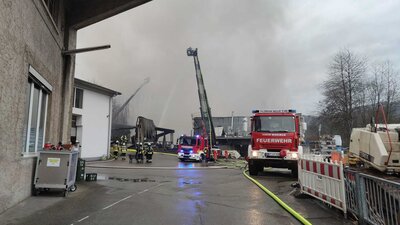 Foto des Albums: Brand 3 - Industriebrand Überlandhilfe Wehr (30.12.2022)