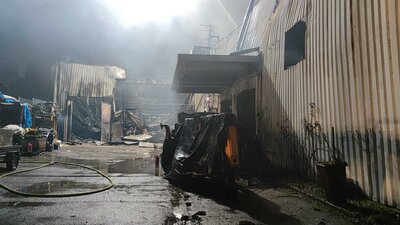 Foto des Albums: Brand 3 - Industriebrand Überlandhilfe Wehr (30.12.2022)