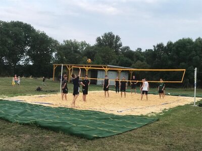 neuer Volleyballplatz  (Bild vergr&ouml;&szlig;ern)