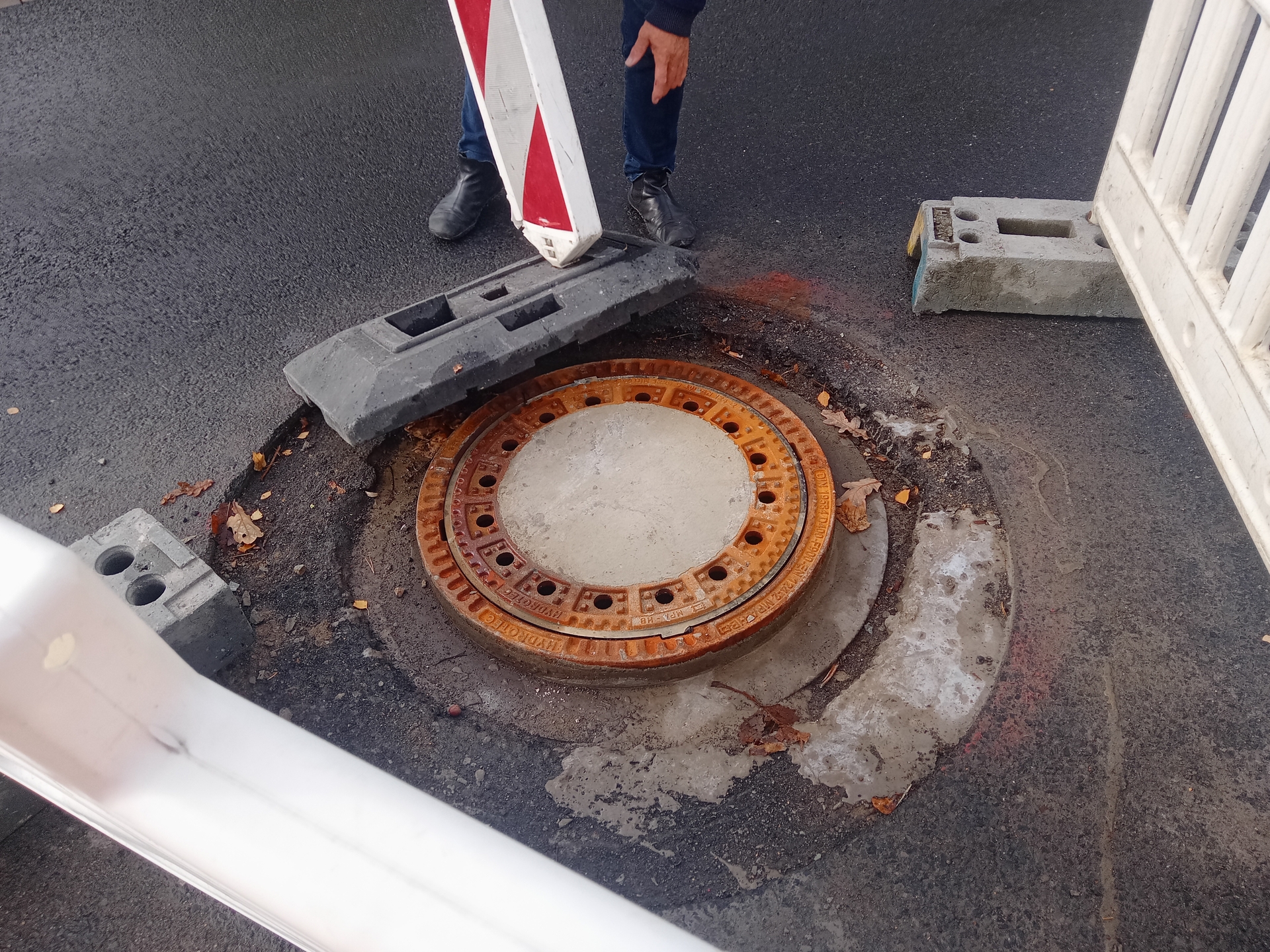 Bild: GVZ Großbeeren, Sanierung Schmutzwasserschächte - Einbau Abdeckung...Hydrotec